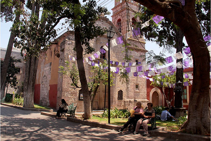 Fachada de cantera rosa del Templo del Señor de la Columna en el Centro Histórico de Morelia.