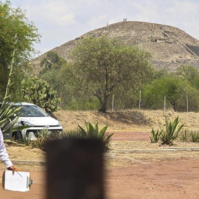 Zona acordonada en la Pirámide de la Luna tras el tiroteo que dejó víctimas extranjeras en Teotihuacán.