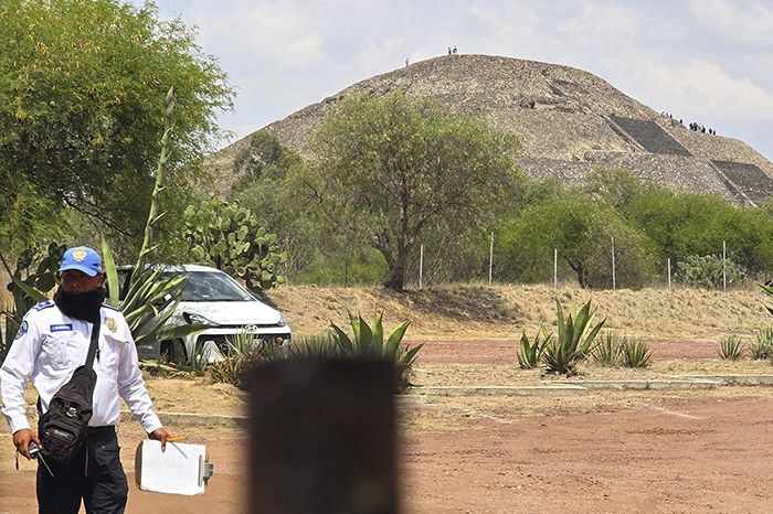 Zona acordonada en la Pirámide de la Luna tras el tiroteo que dejó víctimas extranjeras en Teotihuacán.