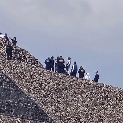 Elementos de seguridad y servicios de emergencia resguardando la zona arqueológica de Teotihuacán tras un ataque armado este lunes.