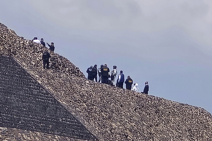 Elementos de seguridad y servicios de emergencia resguardando la zona arqueológica de Teotihuacán tras un ataque armado este lunes.