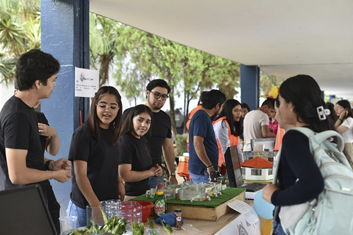 studiantes e investigadores de la Universidad Michoacana preparando experimentos para el Tianguis de la Ciencia en Ciudad Universitaria.