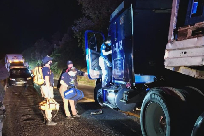 Personal de la Unidad de Servicios Periciales y Escena del Crimen (USPEC) en la carretera Uruapan-Paracho.