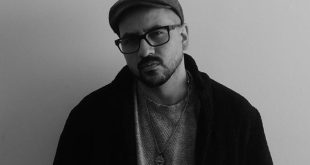 Uriel Reyes, creador del pódcast Relatos de la Noche, durante una entrevista sobre el éxito del terror en audio.