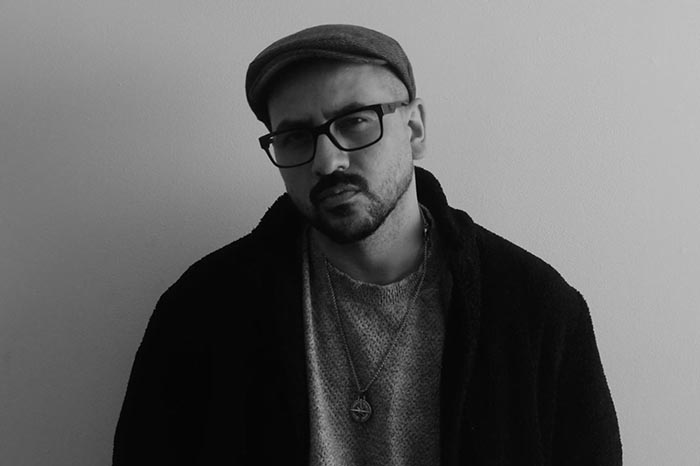 Uriel Reyes, creador del pódcast Relatos de la Noche, durante una entrevista sobre el éxito del terror en audio.