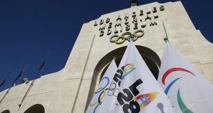 Logotipo oficial de los Juegos Olímpicos de Los Ángeles 2028 proyectado en un recinto deportivo.