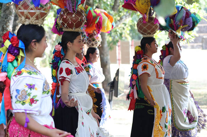 Familias y estudiantes utilizando telescopios durante el evento Vestigios Astronómicos en la zona arqueológica de Tingambato.