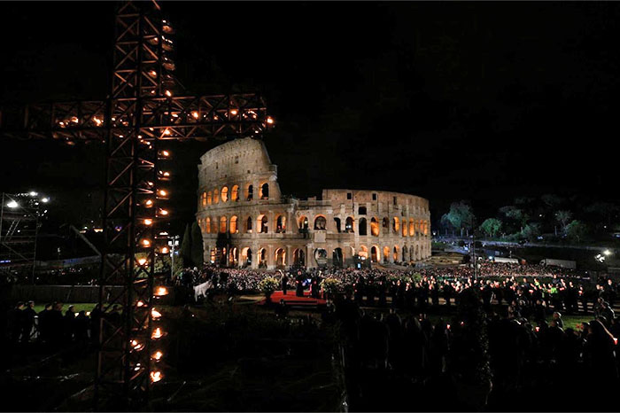 El Coliseo Romano iluminado de noche durante la celebración del Viacrucis del Viernes Santo presidido por el Papa León XIV.
