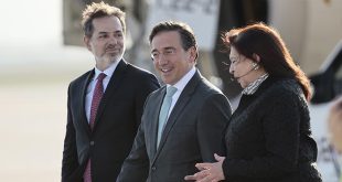 El ministro de Asuntos Exteriores de España, José Manuel Albares, recibido por la subsecretaria María Teresa Mercado en el AIFA.