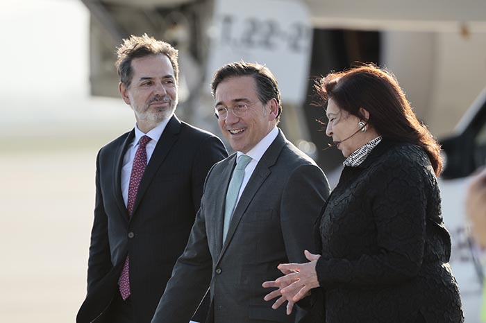 El ministro de Asuntos Exteriores de España, José Manuel Albares, recibido por la subsecretaria María Teresa Mercado en el AIFA.