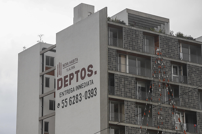 Desarrollos habitacionales en proceso de construcción en una zona urbana de México.