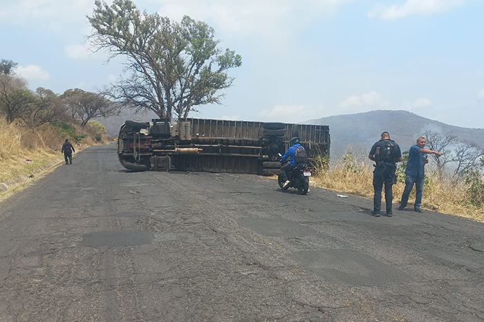 Camión de carga tipo Internacional volcado sobre la carretera Jacona-Jiquilpan en Tangamandapio.