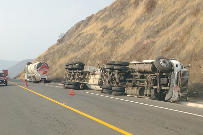 Pipa de Pemex volcada sobre el acotamiento de la autopista Siglo XXI, con personal de la Guardia Nacional y bomberos resguardando la zona.