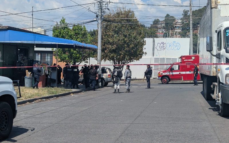 Elementos de la Guardia Nacional y Policía acordonando zona de homicidio en Uruapan