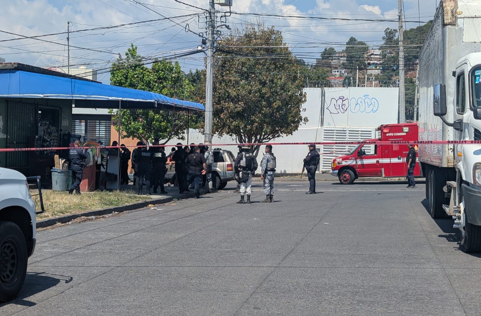 Elementos de la Guardia Nacional y Policía acordonando zona de homicidio en Uruapan