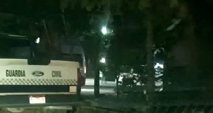 Elementos de la Policía Municipal resguardando la escena de un crimen en Apatzingán, Michoacán.