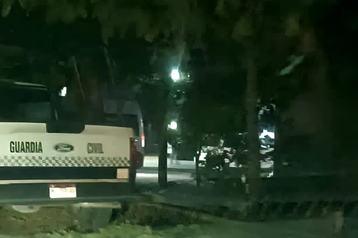 Elementos de la Policía Municipal resguardando la escena de un crimen en Apatzingán, Michoacán.