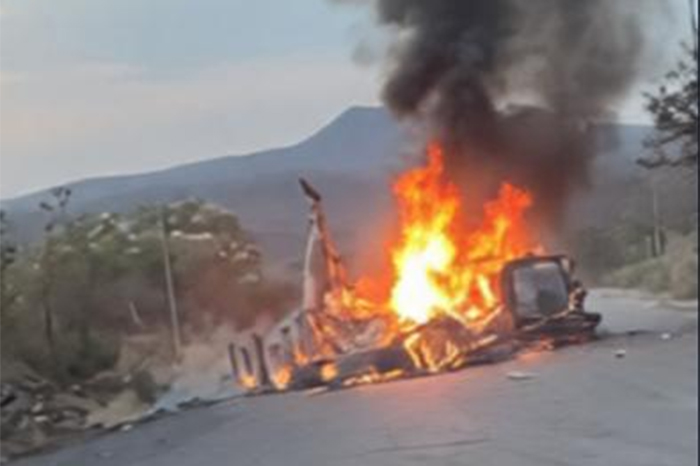 Tráiler incendiado bloqueando la circulación en la carretera Buenavista-Los Reyes, Michoacán.