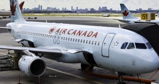 Avión de Air Canada en pista debido a la suspensión de rutas internacionales.