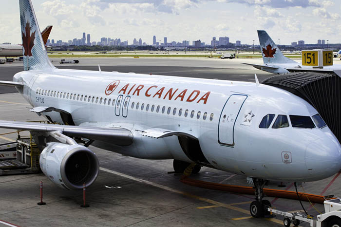 Avión de Air Canada en pista debido a la suspensión de rutas internacionales.