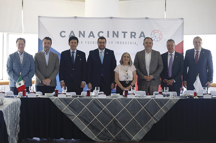 El presidente de Asturias, Adrián Barbón, durante la firma del convenio de colaboración con líderes de Canacintra en la Ciudad de México.