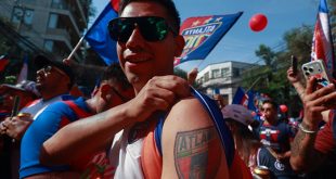 Afición del Atlante celebrando.