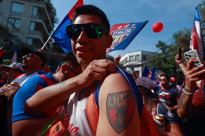 Afición del Atlante celebrando.