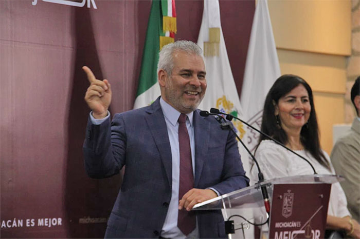 Gobernador Alfredo Ramírez Bedolla durante rueda de prensa en Morelia criticando medidas cautelares del IEM sobre el tiempo de mujeres.