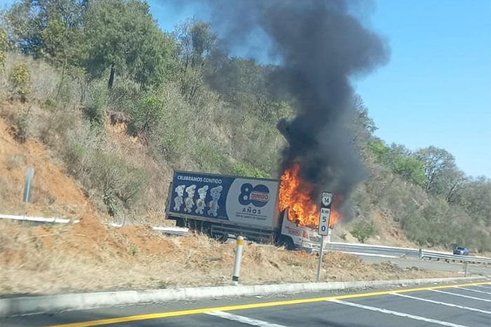 Camión repartidor de la empresa Bimbo incendiado en el kilómetro 50 de la autopista Siglo XXI, tramo Pátzcuaro-Uruapan.