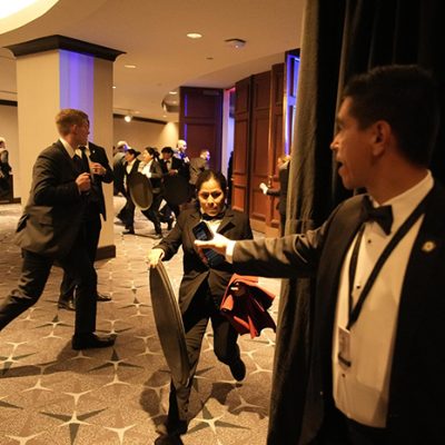 Agentes del Servicio Secreto resguardando el hotel Hilton de Washington tras el tiroteo en la cena de corresponsales.