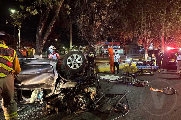 Elementos de Bomberos Morelia utilizando equipo hidráulico para rescatar a conductor prensado en el Libramiento Norte.