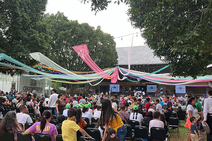 Cientos de familias y niños disfrutando de juegos inflables en el Ceconexpo Morelia