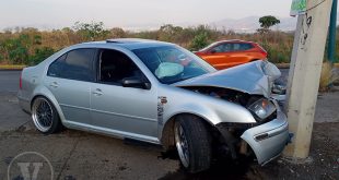 Automóvil color plata con severos daños frontales tras chocar contra un poste en la avenida del C5i en Morelia.