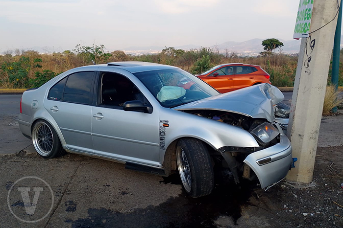 Automóvil color plata con severos daños frontales tras chocar contra un poste en la avenida del C5i en Morelia.