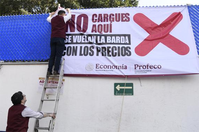 Lona de Profeco colocada en estación de servicio por precios excesivos de combustible.