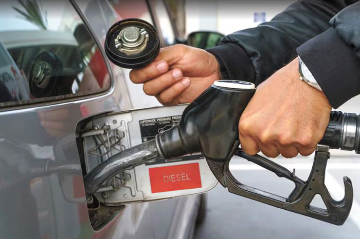 Manguera de despacho de combustible diésel en una estación de servicio.
