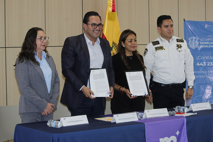 Autoridades de Morelia y del estado firmando el convenio de colaboración para la atención a víctimas con perspectiva de género.