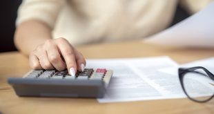 "Persona analizando sus finanzas personales con un gráfico de gastos y ahorros".