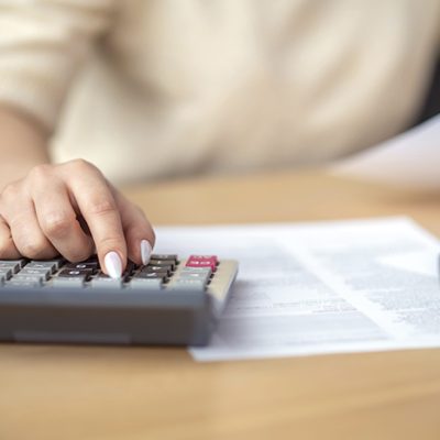 "Persona analizando sus finanzas personales con un gráfico de gastos y ahorros".