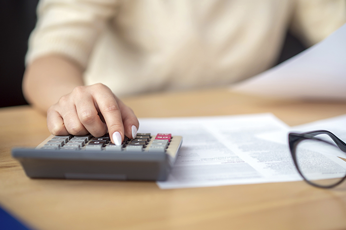 "Persona analizando sus finanzas personales con un gráfico de gastos y ahorros".