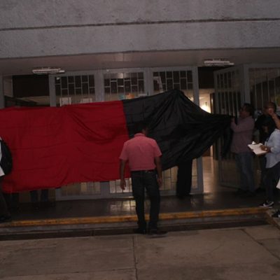 Huelga en la Universidad Michoacana con banderas rojinegras en edificios