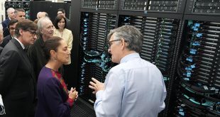 La presidenta Claudia Sheinbaum junto a directivos del BSC-CNS y autoridades españolas frente a la supercomputadora Mare Nostrum 5.