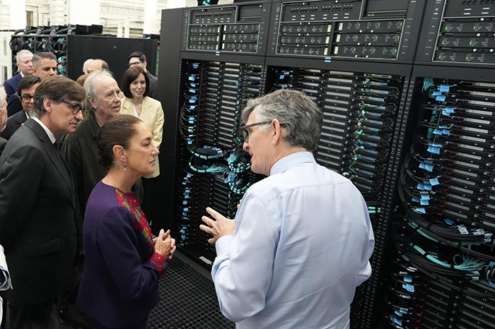 La presidenta Claudia Sheinbaum junto a directivos del BSC-CNS y autoridades españolas frente a la supercomputadora Mare Nostrum 5.
