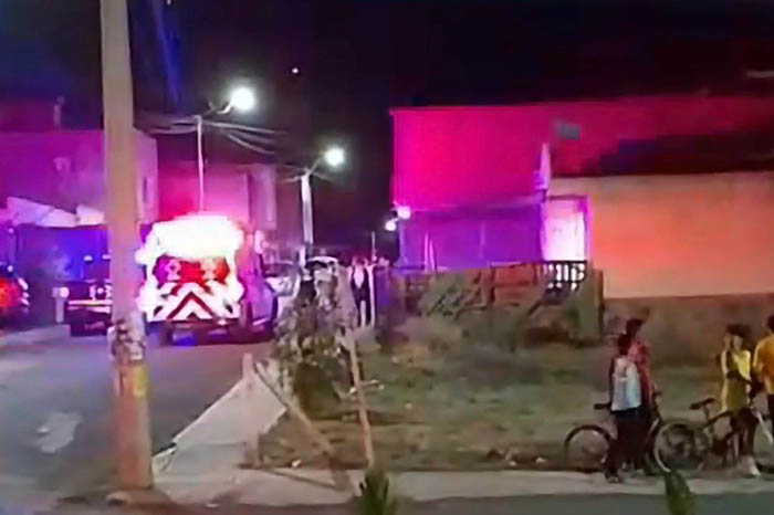 Policías y paramédicos atienden a un hombre lesionado en el fraccionamiento La Hacienda, Morelia.