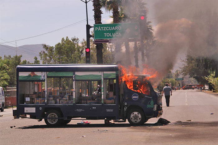 Pobladores de Arantepacua durante una manifestación violenta en Morelia, con un camión incendiado frente a la Fiscalía.