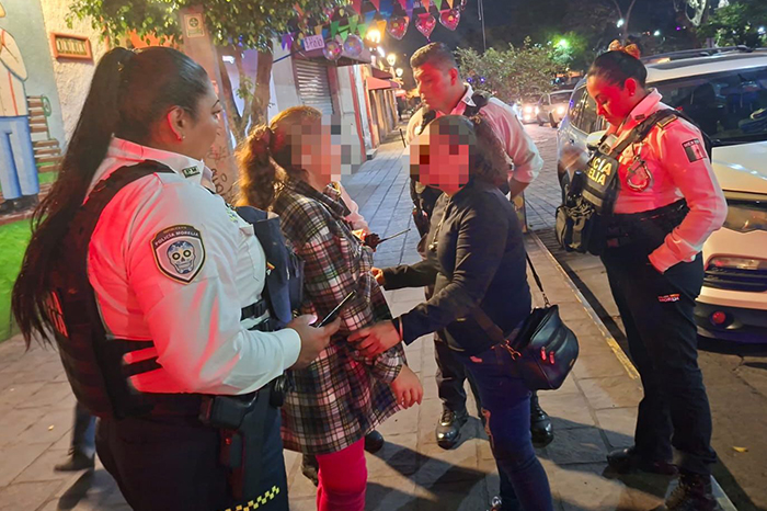Agentes de la Policía Morelia brindando atención y acompañamiento a una mujer localizada.