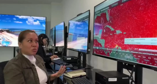 Investigadores del IPN instalando sensores de monitoreo ambiental en las costas de Quintana Roo.