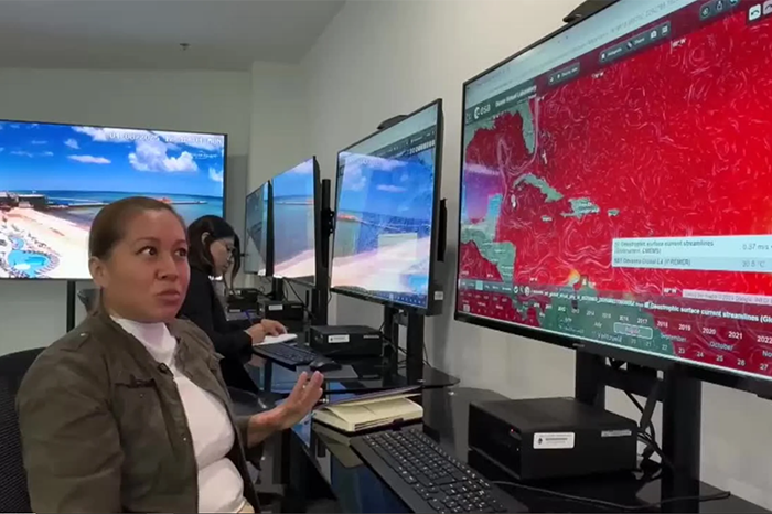 Investigadores del IPN instalando sensores de monitoreo ambiental en las costas de Quintana Roo.