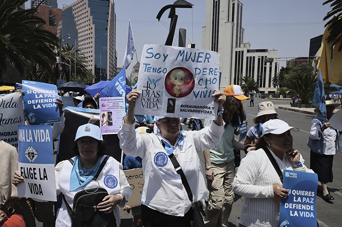 Manifestantes de la Marcha por la Vida 2026 con banderas azules y blancas rumbo al Congreso de la Ciudad de México.