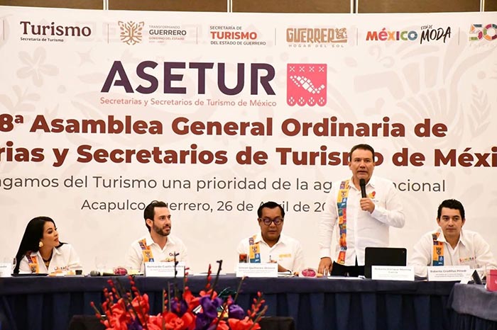 Roberto Monroy García durante su nombramiento como presidente de la Asetur en la 68ª Asamblea General Ordinaria.